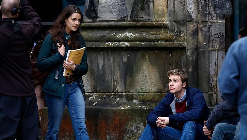 Ed McVey und Meg Bellamy als Kate und William an der Uni.