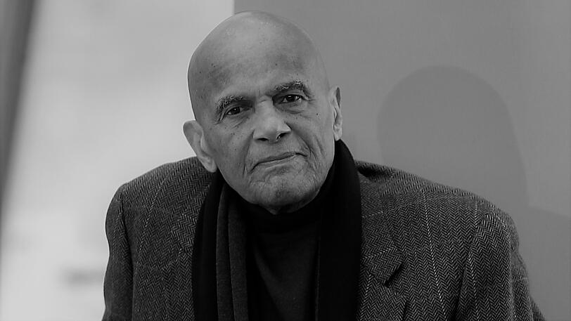 Harry Belafonte ist am 25. April im Alter von 96 Jahren gestorben. Sein Sprecher erklärte, dass der Sänger, Schauspieler und UNICEF-Botschafter an Herzinsuffizient verstorben sei.
