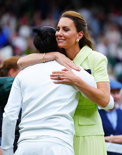 Prinzessin Kate tröstet die Tennisspielerin Ons Jabeur, nachdem diese das Finale von Wimbledon verloren hat. Prinzessin Kate tröstet die Tennisspielerin Ons Jabeur, nachdem diese das Finale von Wimbledon verloren hat.