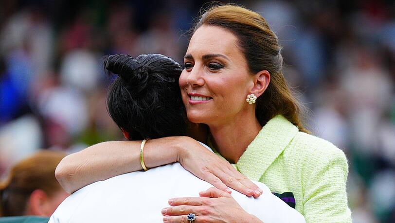 Prinzessin Kate tröstet die Tennisspielerin Ons Jabeur, nachdem diese das Finale von Wimbledon verloren hat. Prinzessin Kate tröstet die Tennisspielerin Ons Jabeur, nachdem diese das Finale von Wimbledon verloren hat.