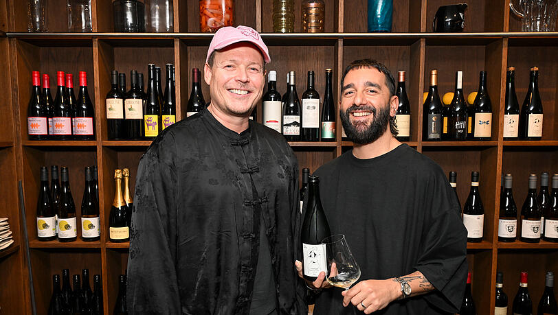 David Rebl (r.) mit seinem Mann Tom. In ihrer neuen Bar schenken die beiden nicht nur Champagner aus. Die Weinkarte ist nicht überladen, aber abwechslungsreich.