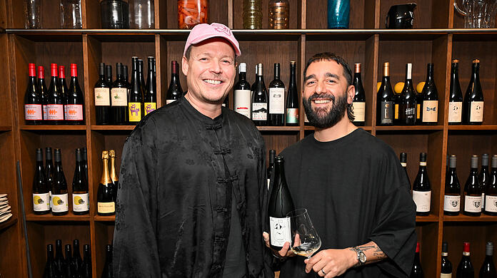 David Rebl (r.) mit seinem Mann Tom. In ihrer neuen Bar schenken die beiden nicht nur Champagner aus. Die Weinkarte ist nicht überladen, aber abwechslungsreich.