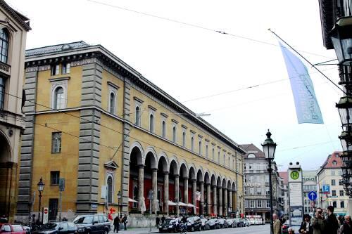 Wird für 350 Millionen Euro zur Luxus-Residenz: die Residenzpost.