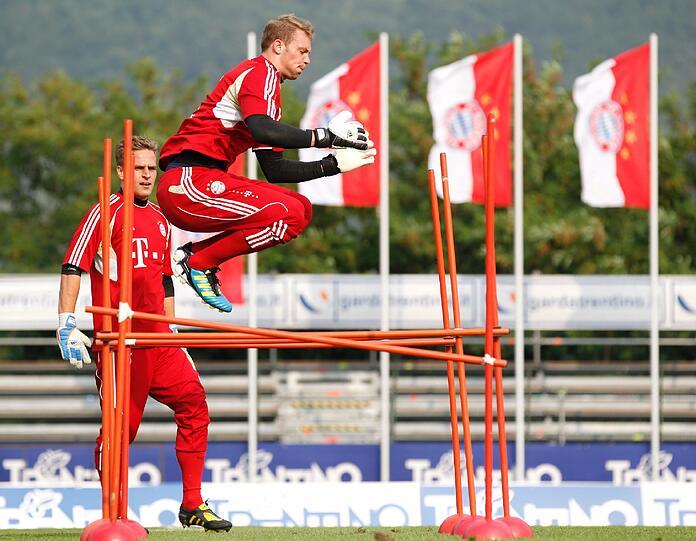 Neue Bilder aus dem Trainingslager der Bayern: Ribéry ist wieder am Ball und Neuer nimmt die Hürden