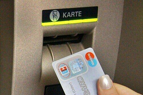Manipulation am Bankautomat: Ein Betrüger-Duo ist der Polizei ins Netz gegangen.