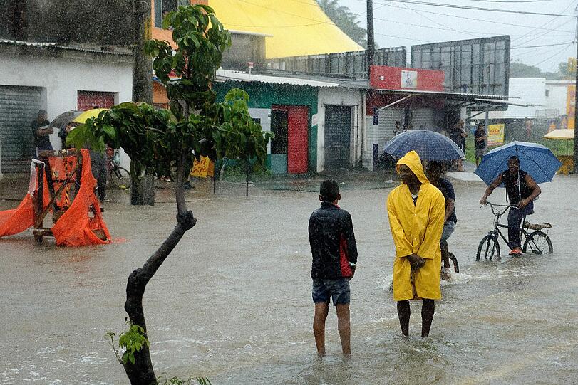 In Recife erwartet die USA und Deutschland eine Wasserschlacht. Die irren Regen-Bilder aus Recife!