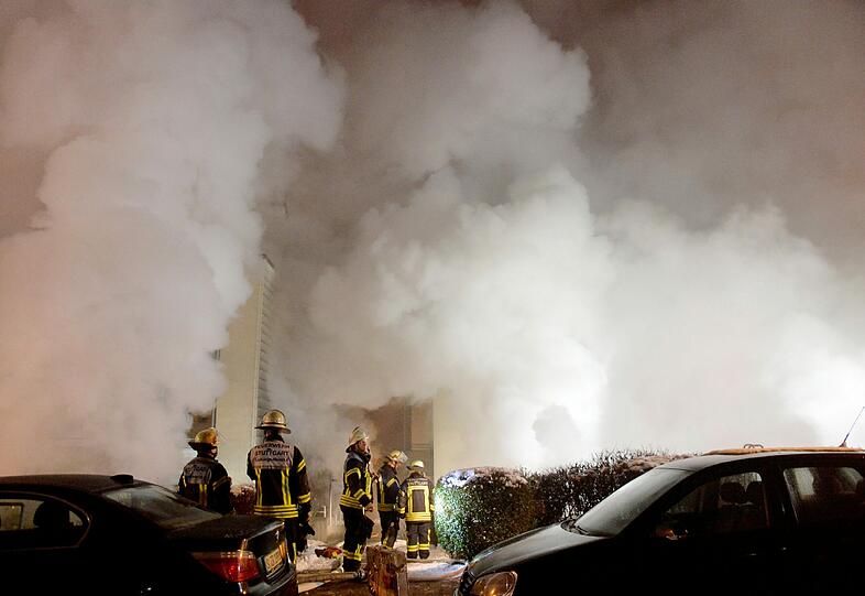 Flammenhölle in Stuttgart: Eine Tiefgarage stand am Neujahrsmorgen in Brand. 40 Menschen wurde verletzt. Die Bilder.