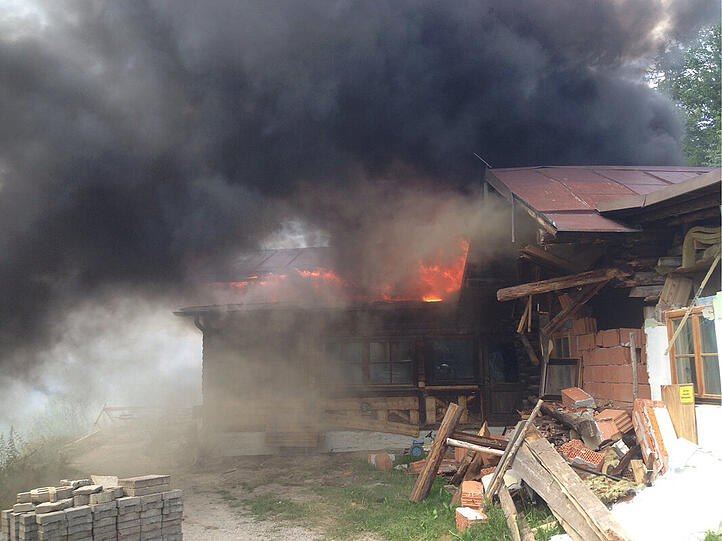 Flammen schlagen aus dem Dach der Gamshütte oberhalb von Garmisch-Partenkirchen.