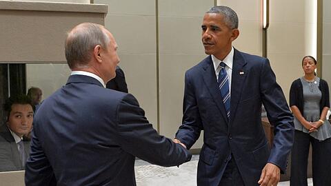 Die mächtigsten Männer der Welt beim Handshake: Wladimir Putin begrüßt US-Präsident Barack Obama beim G20-Gipfel in Hangzhou. Foto: Alexei Druzhinin