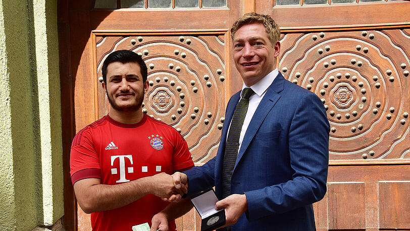 Nahm die Auszeichnung im Bayern-Trikot entgegen: Der 23-jährige Syrer Sleman M.