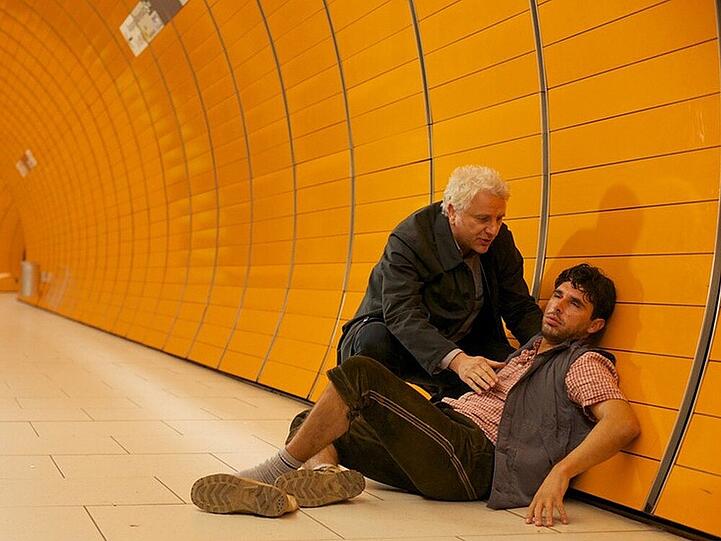 Szene aus dem "Tatort: Die letzte Wiesn": Kommissar Franz Leitmayr (Udo Wachtveitl, l.) kümmert sich um einen scheinbar total betrunkenen Italiener