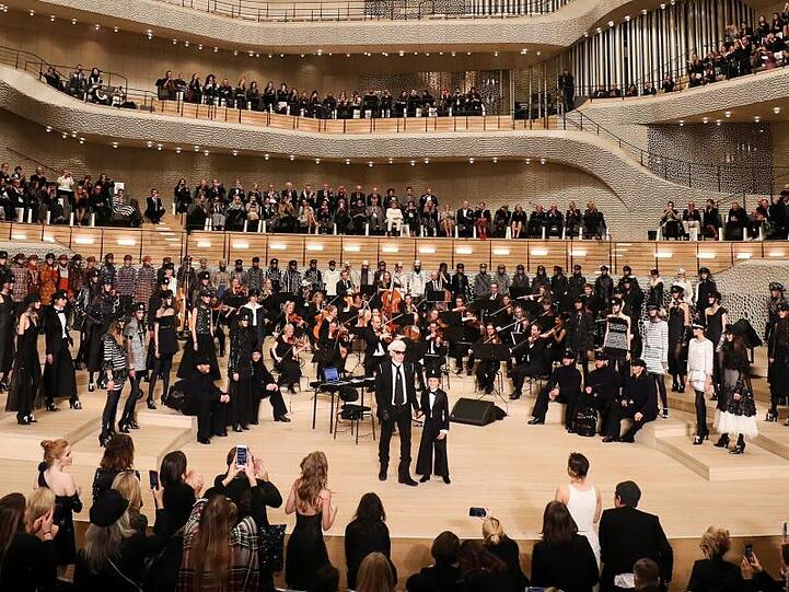 Im Dezember 2017 zeigte Karl Lagerfeld seine Kreationen in der Hamburger Elbphilharmonie.