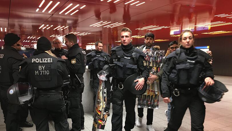 Wie beim Jahreswechsel 2019/20 will die Polizei in der Altstadt auch dieses Jahr mitgebrachte Silvester-Pyro sicherstellen. Wie beim Jahreswechsel 2019/20 will die Polizei in der Altstadt auch dieses Jahr mitgebrachte Silvester-Pyro sicherstellen.