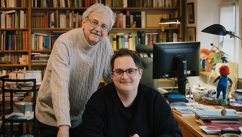 Der Kinderbuchautor Paul Maar (l) und sein Enkel Hannes Maar.