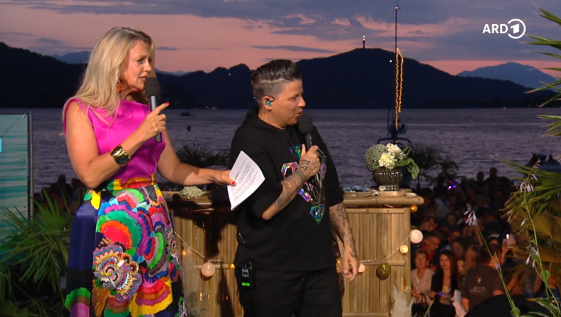 Barbara Schöneberger platzt bei der "Starnacht am Wörthersee" 2025 der Kragen, nachdem das Publikum während eines Interviews mit Kerstin Ott lautstark lautstark zu singen begann. Barbara Schöneberger platzt bei der "Starnacht am Wörthersee" 2025 der Kragen, nachdem das Publikum während eines Interviews mit Kerstin Ott lautstark lautstark zu singen begann.