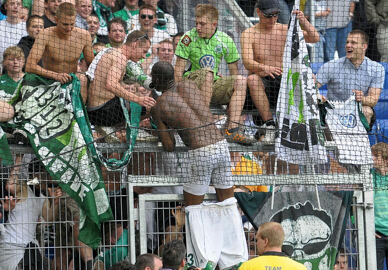 Auch die Fans der Mannschaft hält es nicht mehr auf den Sitzen. Nächstes Jahr sehen wir uns wieder - in der 1. Liga.