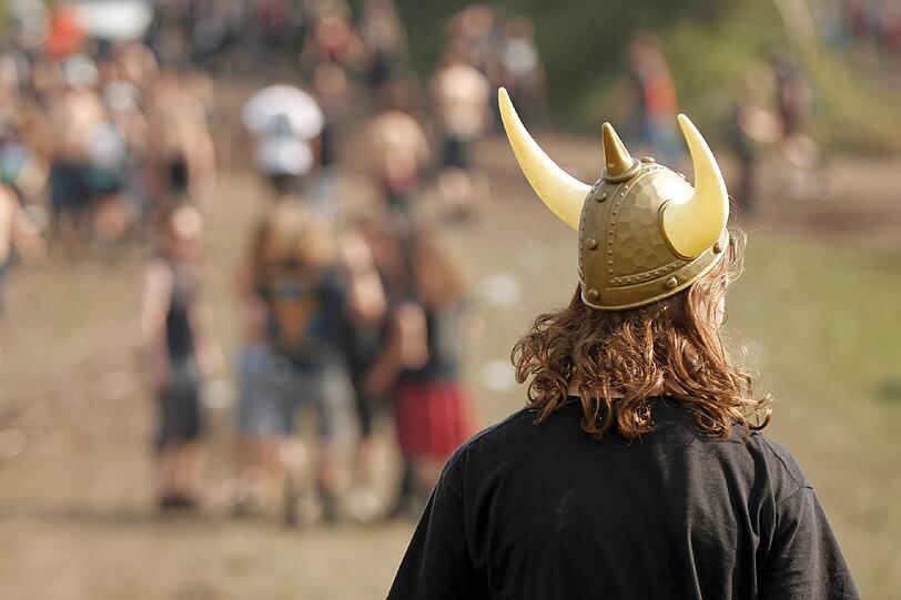 Am Mittwoch kamen die meisten Fans schon angereist, um am Donnerstag das größte Metal-Festival der Welt zu feiern. Aufgrund von Regenfällen waren Teile des Festivalgeländes noch ziemlich matschig - doch wen störts? Die Metall-Fans jedenfalls nicht! Die Bilder von Anreise und erstem Abend