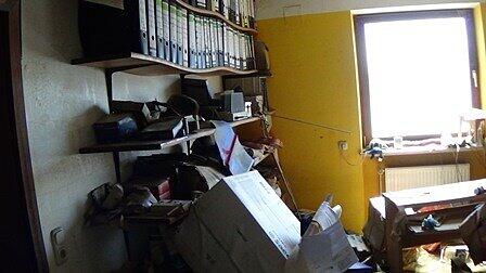 Im Büro sind die Ordner aufgeweicht, der PC vom Tisch gespült und die Decke eingebrochen