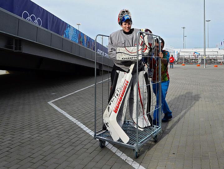 Sporttransport: Die Schweizerin Sophie Anthamatten, Torwartin der Eishockey-Frauschaft.