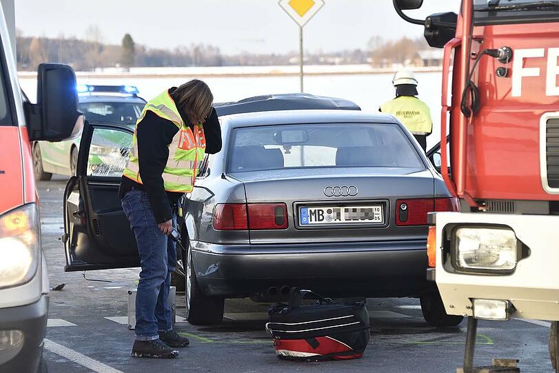 Tödlicher Unfall auf der B13: Nach einem Zusammenstoß starb ein Opel-Fahrer noch im Krankenwagen.