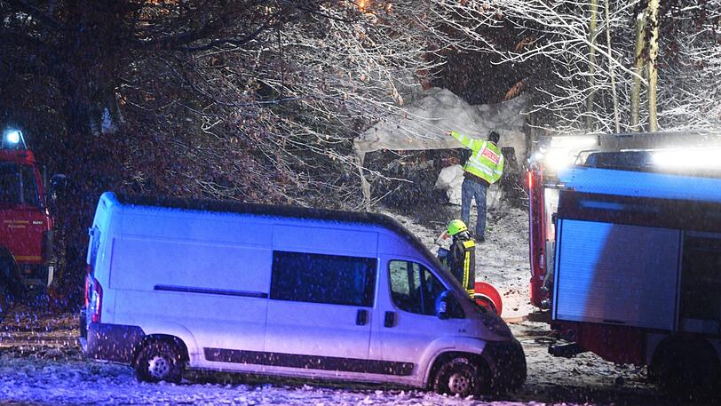 Rettungskräfte sichern bei Waldburg die Absturzstelle.