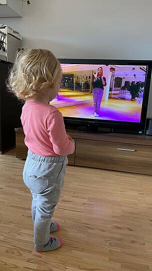 Zu Hause wird nachgemacht, was die Tanzlehrerin vormacht.
