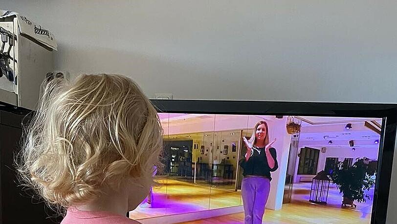 Zu Hause wird nachgemacht, was die Tanzlehrerin vormacht. Zu Hause wird nachgemacht, was die Tanzlehrerin vormacht.