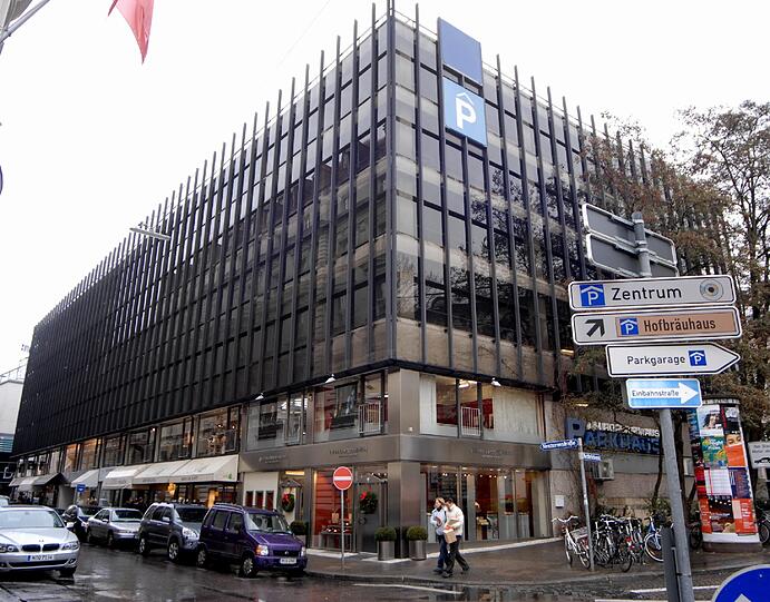 Kommt 2018 weg: Das Parkhaus am Hotel "Mandarin Oriental" in der Altstadt.