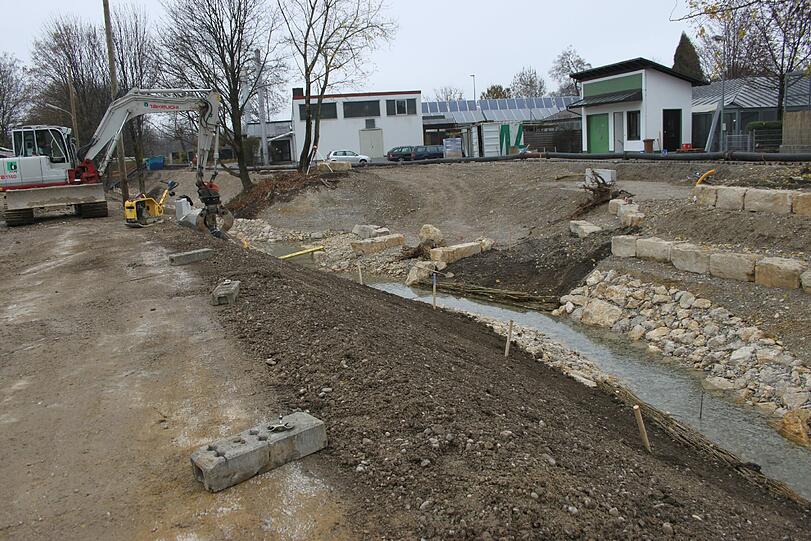 Renaturiert: Der Hüllgraben auf dem Tierheim-Gelände bekommt im Januar 2014 seinen ursprünglichen Verlauf zurück.