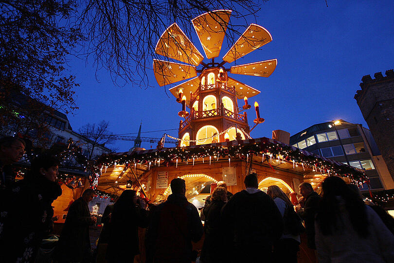 Stimmungsvoll: Die große Weihnachtspyramide auf dem Rindermarkt.