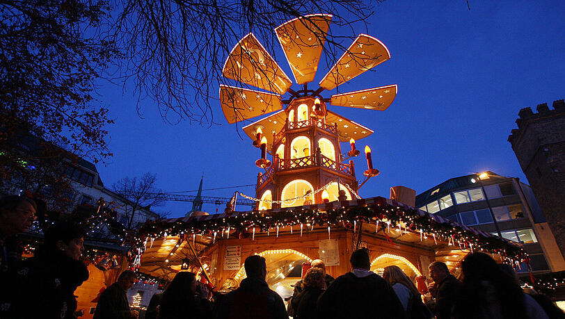 Stimmungsvoll: Die große Weihnachtspyramide auf dem Rindermarkt. Stimmungsvoll: Die große Weihnachtspyramide auf dem Rindermarkt.