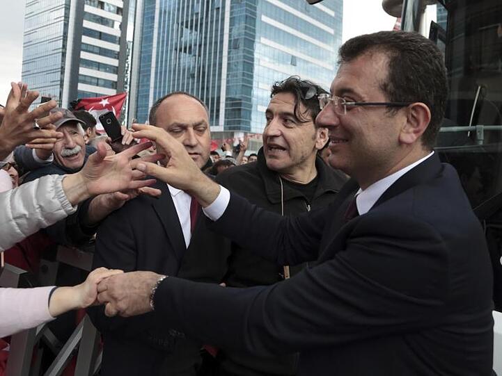CHP-Bürgermeisterkandidat Ekrem Imamoglu (r) wird von Anhängern gefeiert.