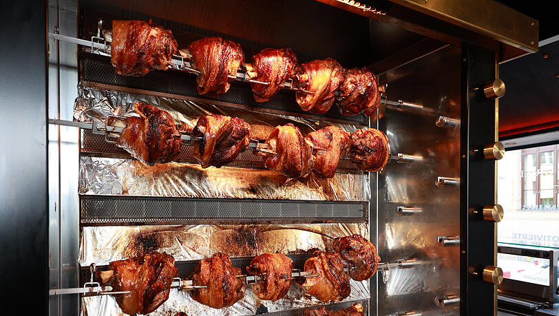 "Die meisten bestellen hier Fleisch", sagt Haxengrill-Chef Moritz Haake. Aber es gibt natürlich auch Fleischloses. "Die meisten bestellen hier Fleisch", sagt Haxengrill-Chef Moritz Haake. Aber es gibt natürlich auch Fleischloses.