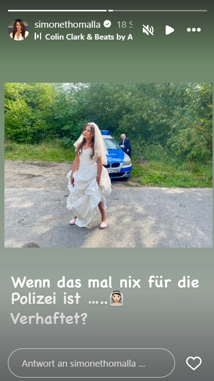 In einer Instagram-Story zeigt sich Simone Thomalla im Brautkleid – und vor einem Polizeiauto posierend.