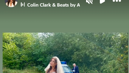 In einer Instagram-Story zeigt sich Simone Thomalla im Brautkleid – und vor einem Polizeiauto posierend. In einer Instagram-Story zeigt sich Simone Thomalla im Brautkleid – und vor einem Polizeiauto posierend.