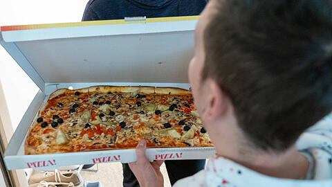 Viele lassen sich eine Pizza nach Hause liefern, doch oft ist bei Lieferung der Pizzaboden durchgeweicht. Aber mit einem Trick kann man dies verhindern.