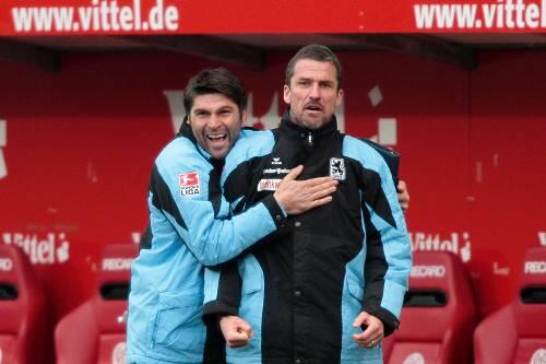 Jubelt mit seinem Co-Trainer Uwe Wolf (l.):  Löwen-Coach Marco Kurz.