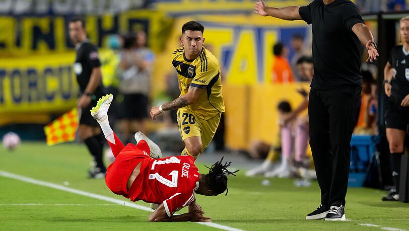 Rasanter Zweikampf zwischen Bayerns Michael Olise (Nr. 17) und Alan Velasco von Boca. Rasanter Zweikampf zwischen Bayerns Michael Olise (Nr. 17) und Alan Velasco von Boca.