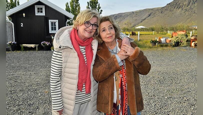 "Traumschiff: Island": Evelyn (Saskia Vester, l.) und Antonia (Michaela May) treffen nach vielen Jahren wieder aufeinander. "Traumschiff: Island": Evelyn (Saskia Vester, l.) und Antonia (Michaela May) treffen nach vielen Jahren wieder aufeinander.