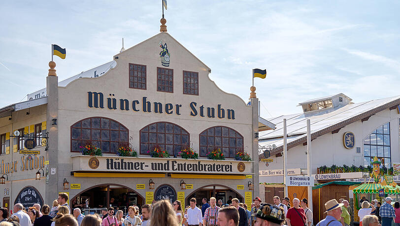 Die Münchner Stubn ist nicht mehr Teil der Arbeitsgemeinschaft der kleinen Wiesnzelte. Wirt Alexander Egger kündigt daraufhin zahlreiche Rücktritte an. Die Münchner Stubn ist nicht mehr Teil der Arbeitsgemeinschaft der kleinen Wiesnzelte. Wirt Alexander Egger kündigt daraufhin zahlreiche Rücktritte an.