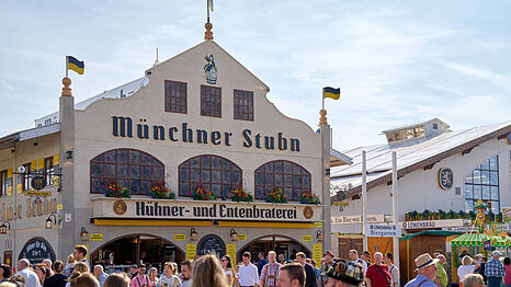 Die M&uuml;nchner Stubn ist nicht mehr Teil der Arbeitsgemeinschaft der kleinen Wiesnzelte. Wirt Alexander Egger k&uuml;ndigt daraufhin zahlreiche R&uuml;cktritte an.