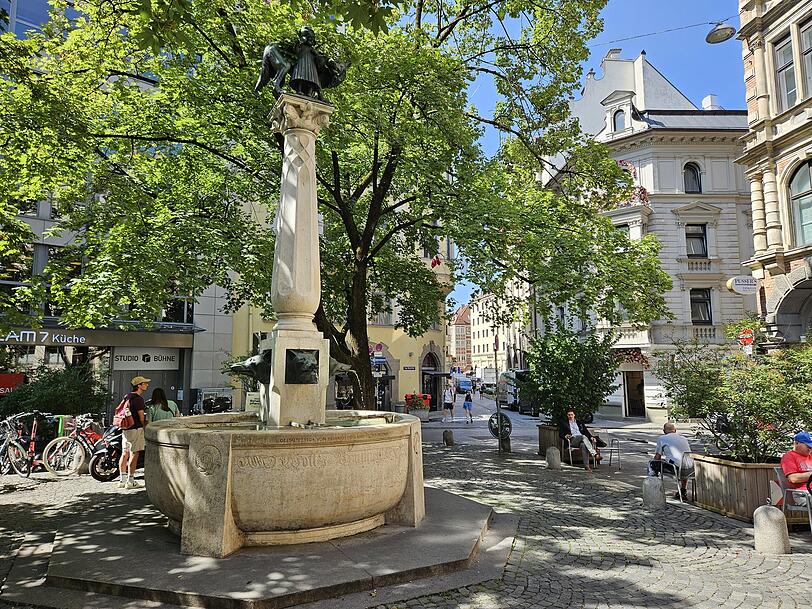 Kleines idyllisches Platzerl: Am Kosttor sprudelt wie aus vielen M&uuml;nchner Brunnen bestes Trinkwasser.