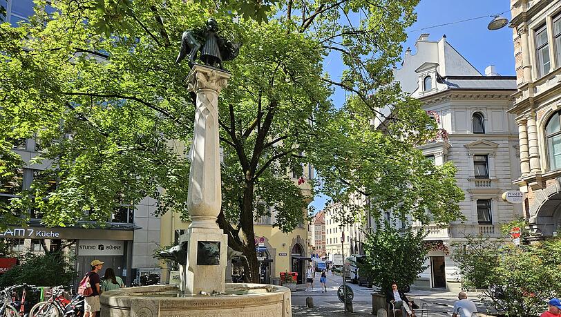 Kleines idyllisches Platzerl: Am Kosttor sprudelt wie aus vielen Münchner Brunnen bestes Trinkwasser. Kleines idyllisches Platzerl: Am Kosttor sprudelt wie aus vielen Münchner Brunnen bestes Trinkwasser.