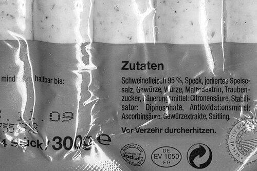 In vorgebrühten Bratwürsten stecken zig Zusatzstoffe, wie das Etikett beweist.
