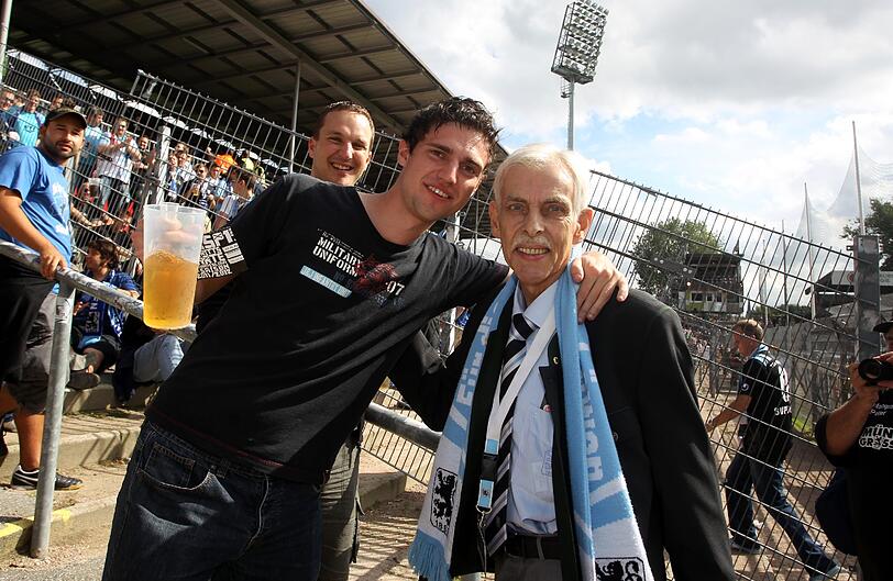 Am Millerntor: Dieter Schneider lässt sich im Fanblock feiern.