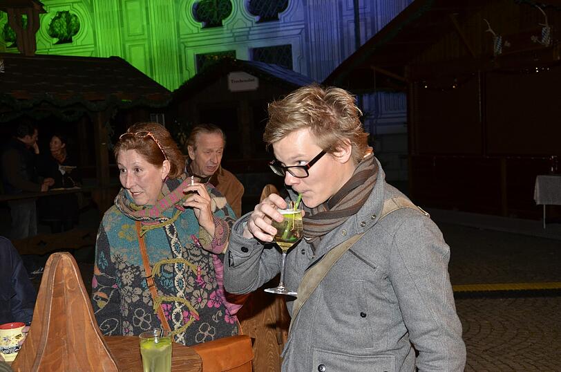 Name: Heißer Hugo 
Stand: Cocktailstand, Residenz
Preis: 5,50 Euro
Menge: 0,25 Liter
Sterne: 3/5

FAZIT: Naja. Wie Hugo schmeckt er nicht &ndash; eher wie Tee. Süßer Holundertee. Aber schon irgendwie lecker. Warum lässt sich schwer beschreiben. Es könnte mit den Unmengen an Zucker darin zusammenhängen.