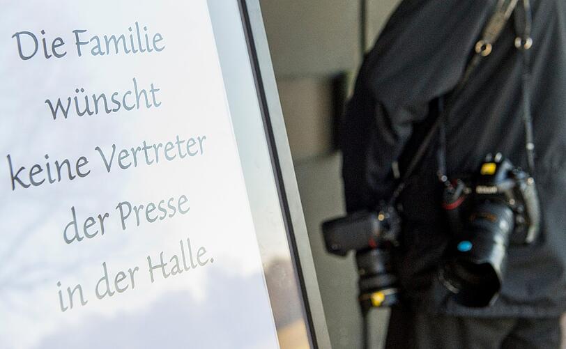 "Die Familie wünscht keine Vertreter der Presse in der Halle": Die Trauerhalle ist nur für die Familie und enge Freunde Hildebrandts zugänglich.