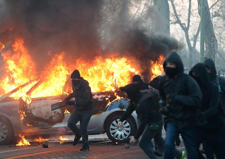 Der Protesttag der kapitalismuskritischen Blockupy-Bewegung hat in Frankfurt mit einer Welle der Gewalt begonnen