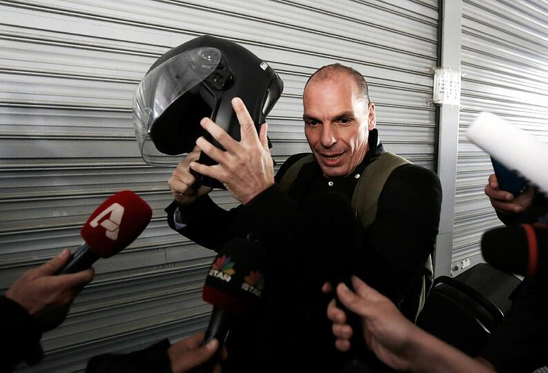 Minister auf zwei Rädern: Anzug und Krawatte? Nichts für diesen Politiker! Der ehemalige Finanzminister Griechenlands, Yanis Varoufakis pflegte sein Image als unangepasster Politrebell unter anderem dadurch, dass er am griechischen Parlament häufig in Lederjacke auf seinem Motorrad angefahren kam. So wie hier am 29. April.