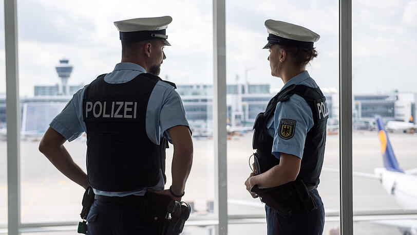 Weil er mitten im Terminal urinierte, fiel der Mann der Bundespolizei auf (Symbolbild).